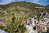 Liguria - Le Cinque Terre. Il Sentiero Verdeazzurro da Vernazza a Riomaggiore. Il paese di Vernazza.